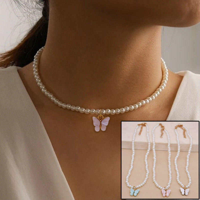 Collier raffiné en perles et papillon délicat